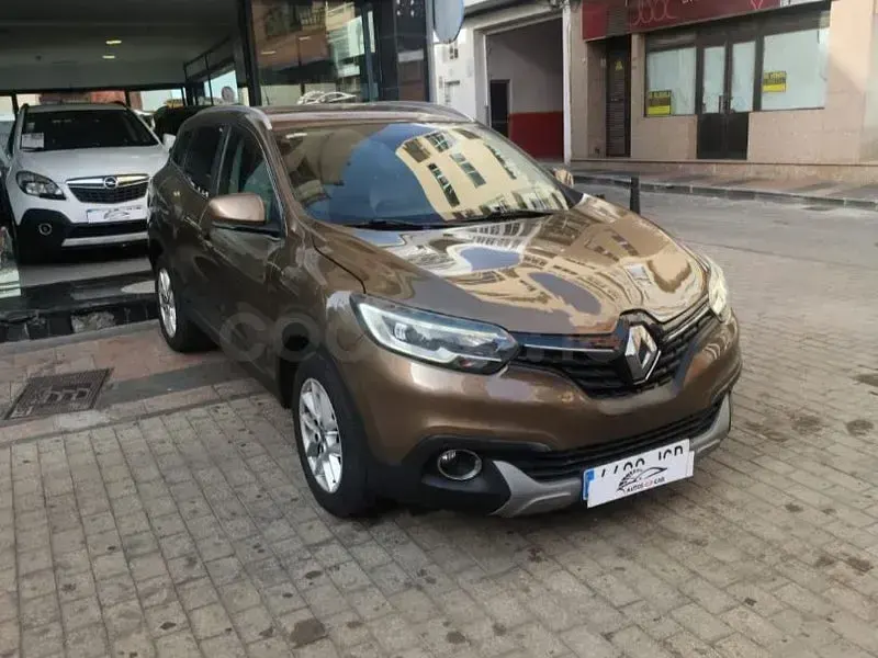 Usado Renault Kadjar Zen 110 CV (80 kW) 2015 Marrón SUV