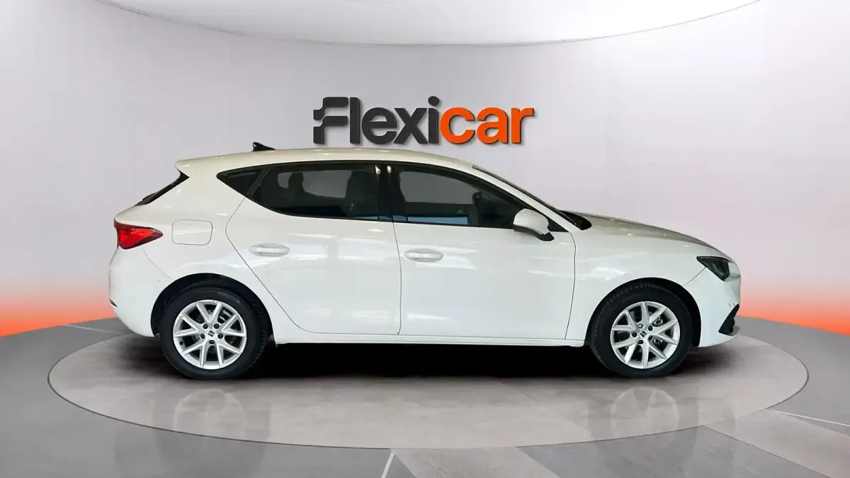 Usado Seat Leon Reference 116 CV (85 kW) 2022 Blanco Berlina