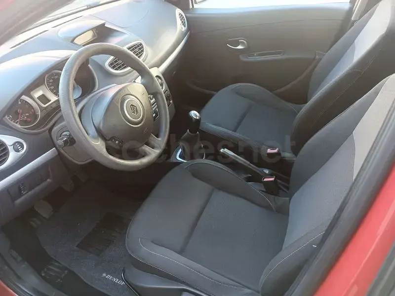 Usado Renault Clio II 85 CV (62 kW) 2010 Rojo Berlina