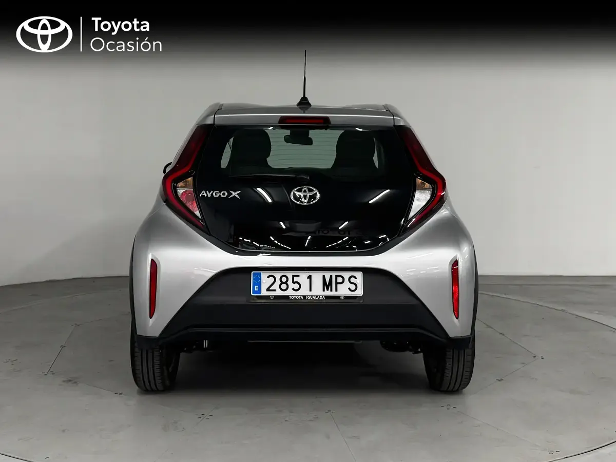 Usado Toyota Aygo X Play 72 CV (52 kW) 2024 Gris / plata SUV