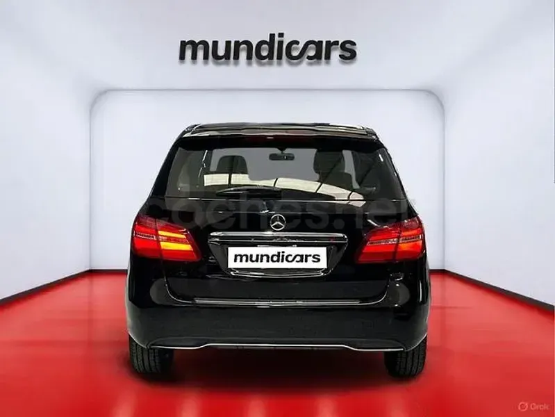 Usado Mercedes B180 Style 110 CV (80 kW) 2016 Negro Monovolumen