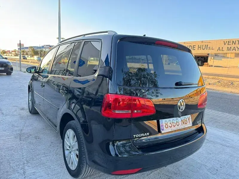 Usado VW Touran Sport 140 CV (102 kW) 2014 Negro Monovolumen