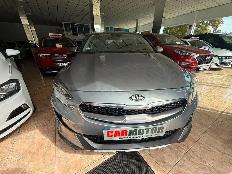 Usado Kia XCeed 136 CV (100 kW) 2021 Gris / plata SUV