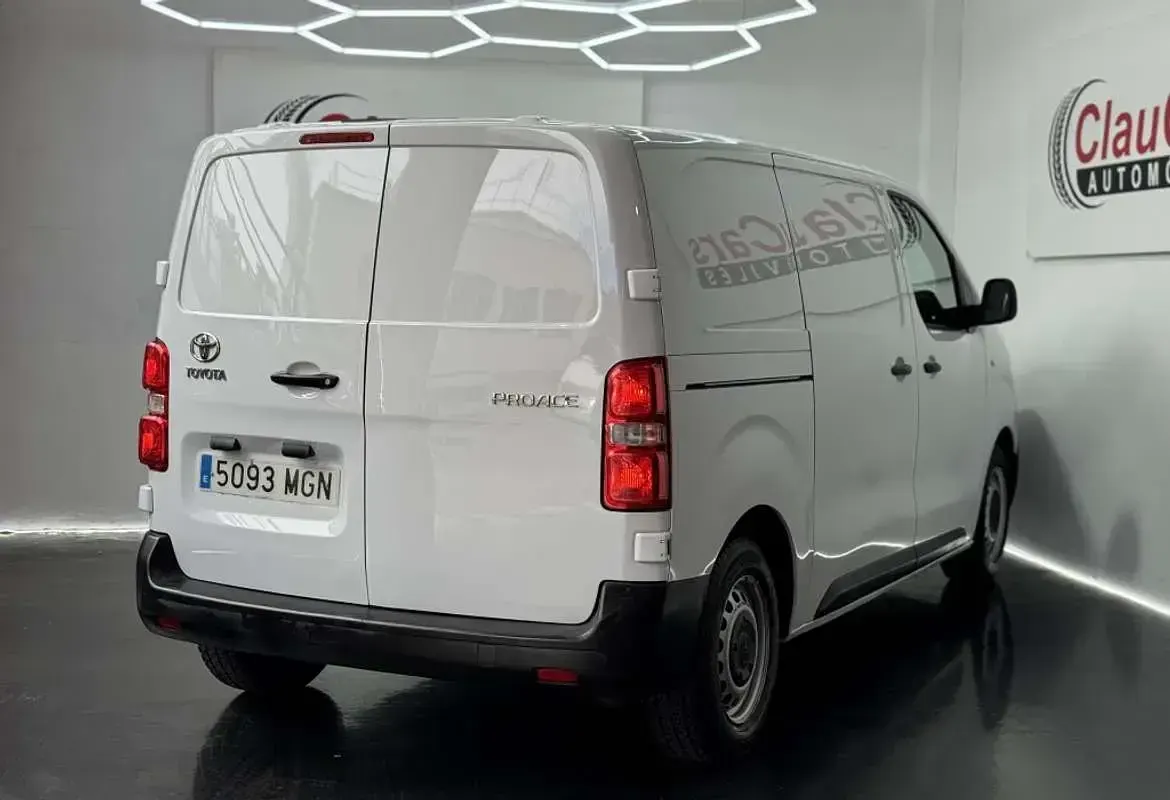Usado Toyota Proace 101 CV (74 kW) 2023 Blanco Monovolumen