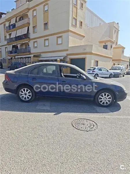 Usado Ford Mondeo Ambiente 115 CV (84 kW) 2003 Azul Berlina