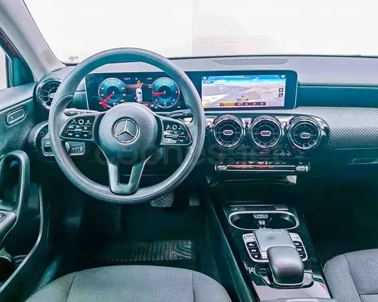 Usado Mercedes A180 116 CV (85 kW) 2019 Rojo Berlina