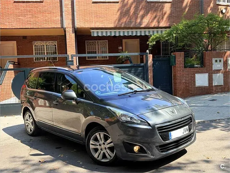 Usado Peugeot 5008 Style 120 CV (88 kW) 2017 Gris / plata Monovolumen