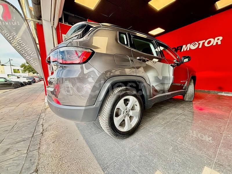 Usado Jeep Compass Sport 140 CV (102 kW) 2018 Gris / plata SUV