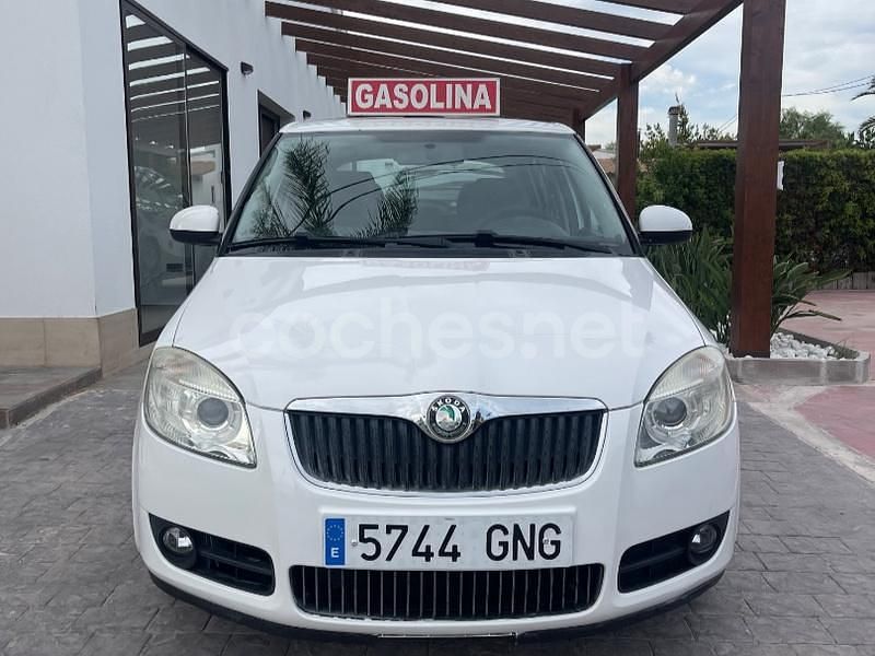 Blanco Usado 2009 Skoda Fabia Berlina | 4999 € (Precio justo) - Imagen 1/4
