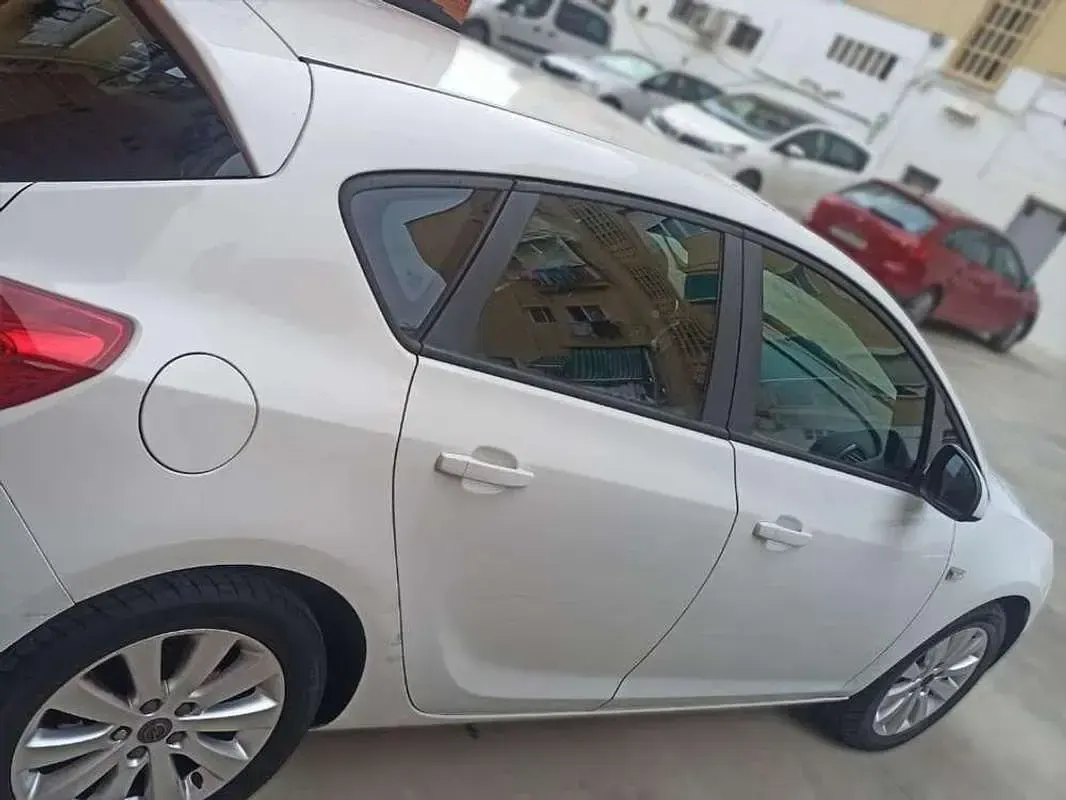 Begagnad Opel Astra Selective 110 HK (80 kW) 2012 Vit Halvkombi