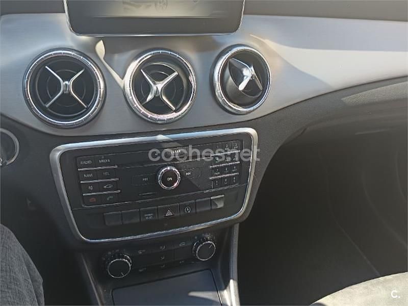 Usado Mercedes CLA200 Shooting Brake AMG line 136 CV (100 kW) 2016 Blanco Familiar