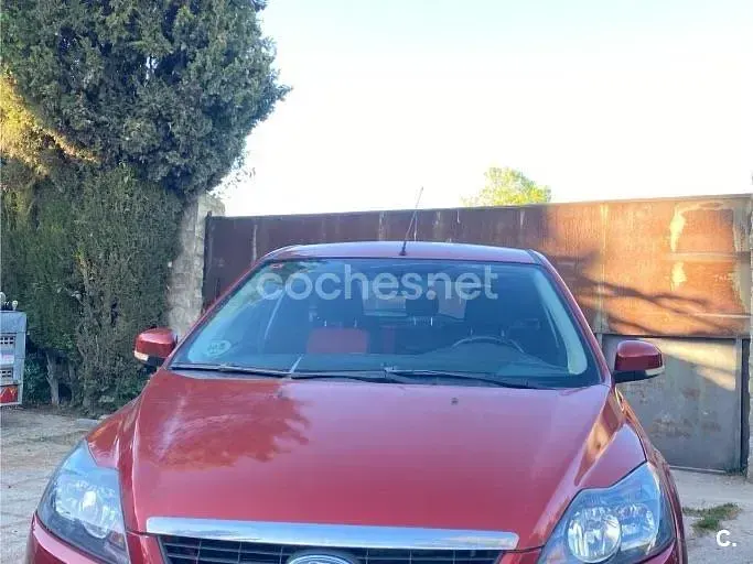 Usado Ford Focus Trend 109 CV (80 kW) 2009 Granate Berlina