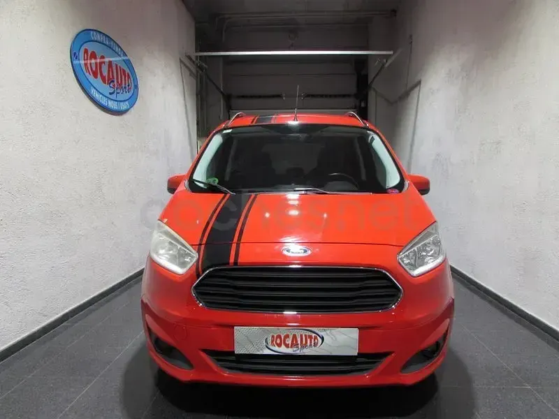 Usado Ford Tourneo Courier Titanium 100 CV (73 kW) 2016 Rojo Monovolumen