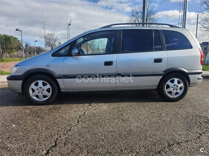 Usado Opel Zafira Elegance 100 CV (73 kW) 2001 Gris / plata Monovolumen