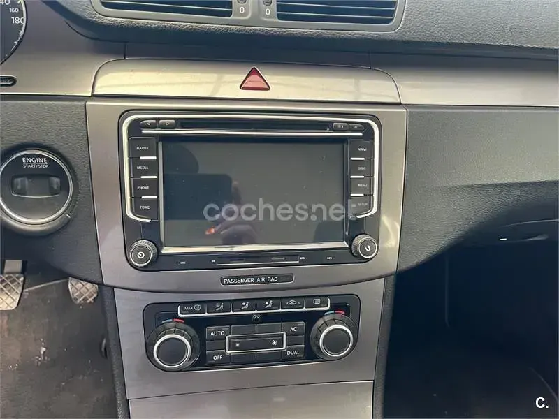 Usado VW Passat Highline 140 CV (102 kW) 2010 Marrón Familiar