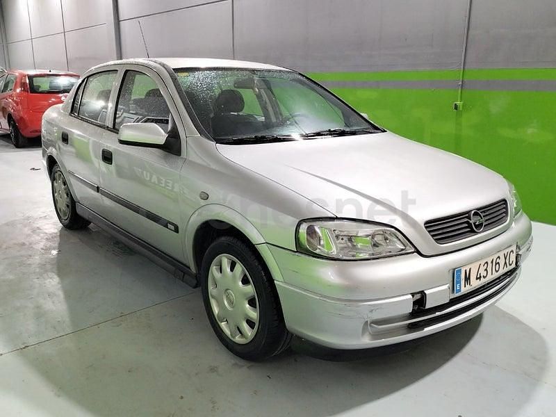 Usado Opel Astra Comfort 100 CV (73 kW) 1999 Gris / plata Berlina