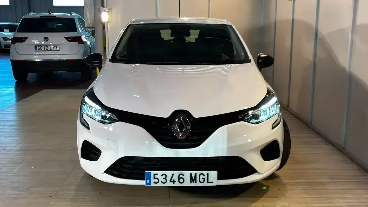 Usado Renault Clio SE 67 CV (49 kW) 2023 Blanco Utilitario