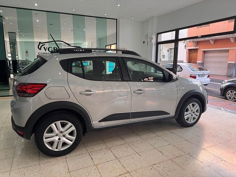 Usado Dacia Sandero Essentiel 91 CV (66 kW) 2023 Gris / plata Berlina