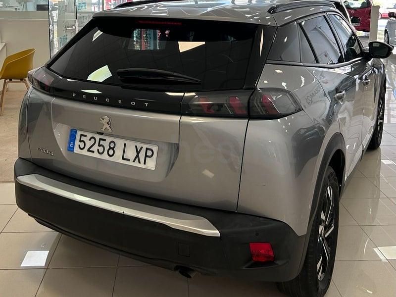 Usado Peugeot 2008 Allure 100 CV (73 kW) 2022 Gris / plata SUV