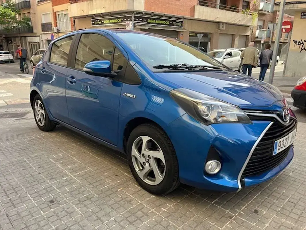 Usado Toyota Yaris Hybrid Advance 100 CV (73 kW) 2015 Azul Utilitario