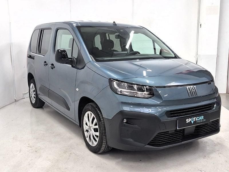 Usado Fiat Doblò 100 CV (73 kW) 2025 Violeta / lila Monovolumen