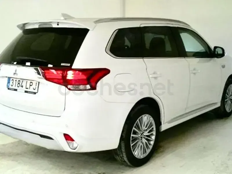 Usado Mitsubishi Outlander P-HEV 224 CV (164 kW) 2021 Blanco SUV