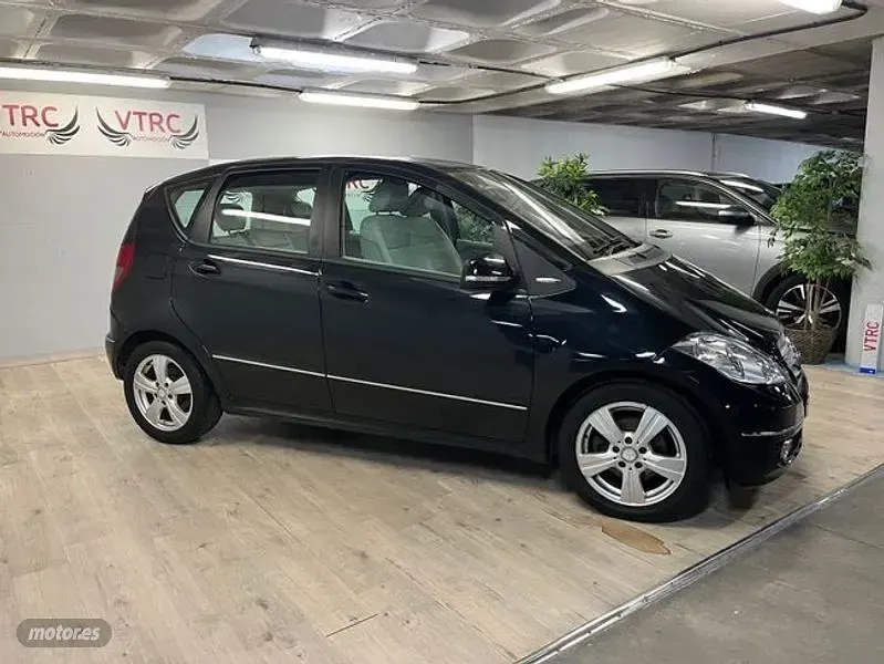 Usado Mercedes A180 108 CV (79 kW) 2011 Negro Utilitario