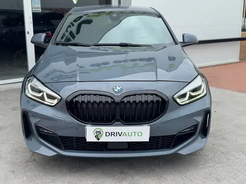 Usado BMW 118 Comfort Edition 136 CV (100 kW) 2021 Gris / plata Utilitario