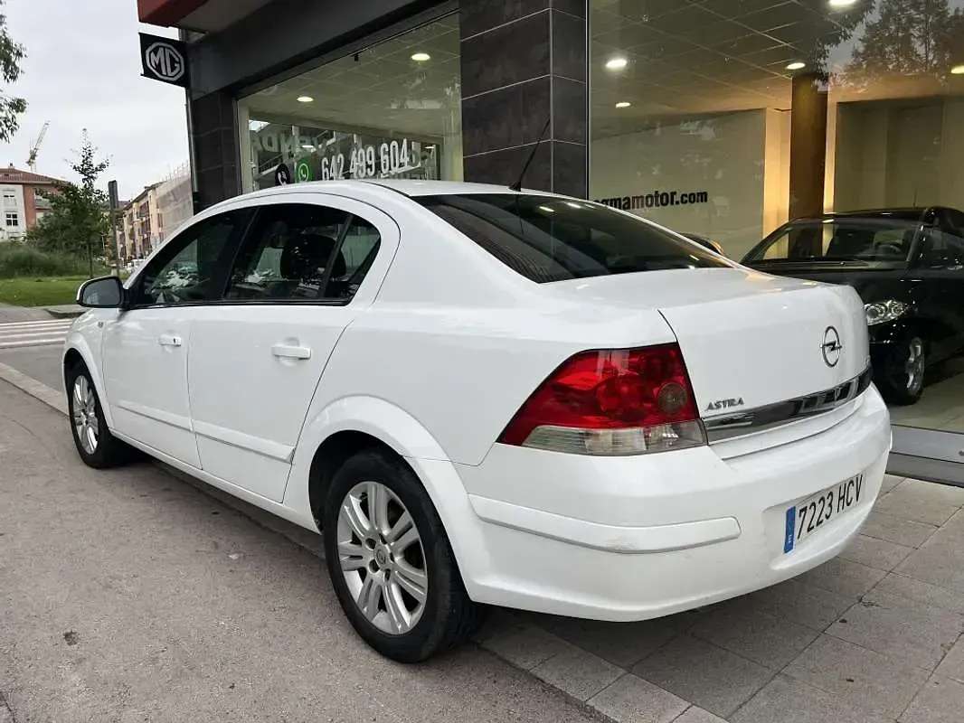 Usado Opel Astra Edition 110 CV (80 kW) 2011 Blanco Berlina