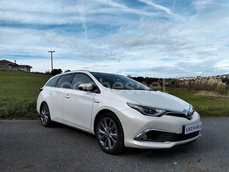 Usado Toyota Auris Hybrid Active 136 CV (100 kW) 2015 Blanco Familiar