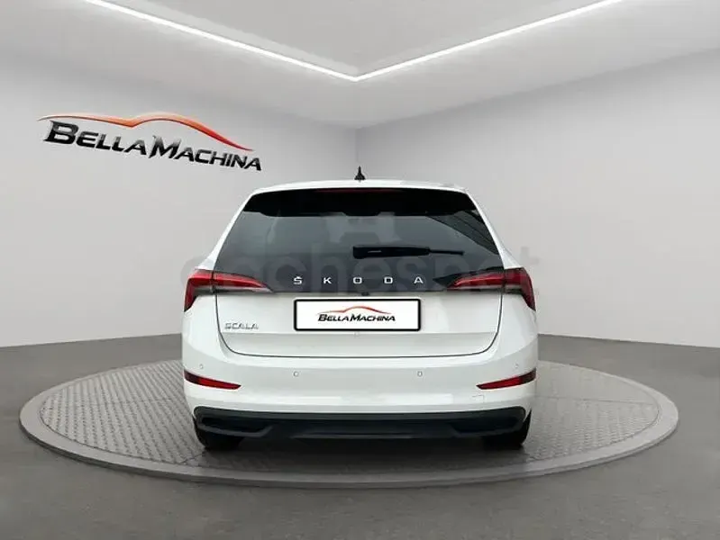 Usado Skoda Scala Ambition 110 CV (80 kW) 2021 Blanco Utilitario