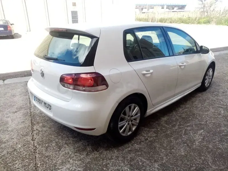 Usado VW Golf VII Advance 105 CV (77 kW) 2013 Blanco Berlina