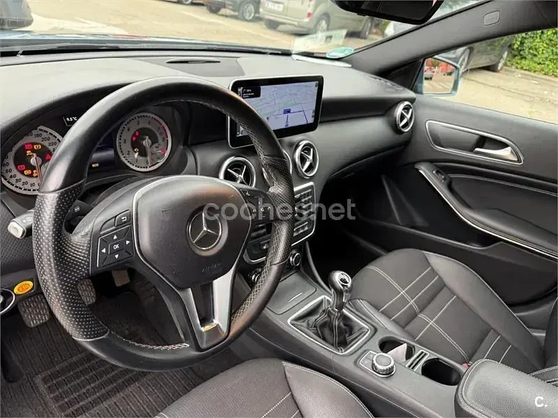Usado Mercedes A180 Urban 122 CV (89 kW) 2016 Azul Berlina