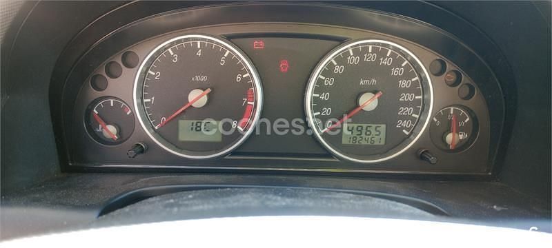 Usado Ford Mondeo Trend 125 CV (91 kW) 2002 Gris / plata Berlina