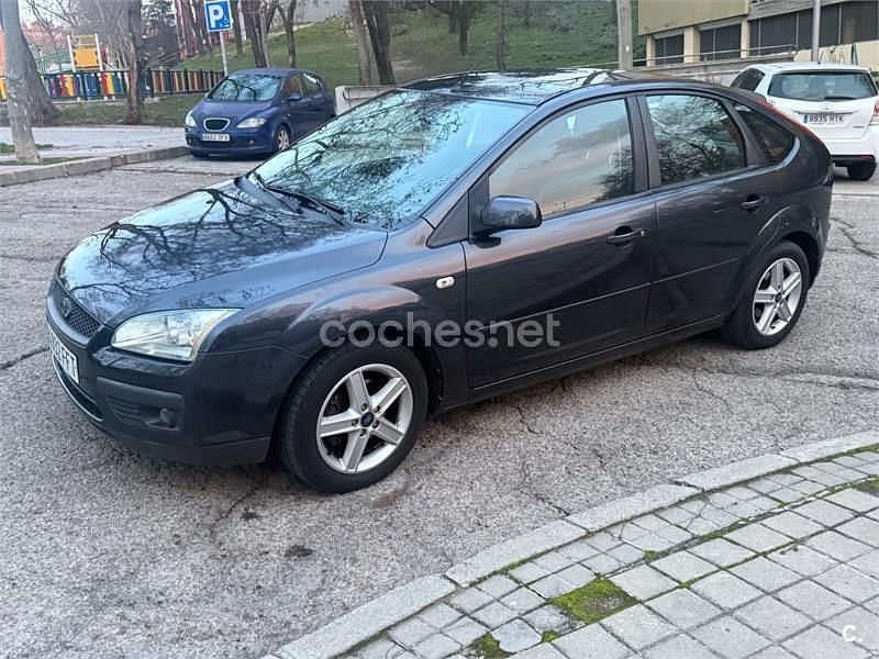 Usado Ford Focus Trend 90 CV (66 kW) 2006 Gris / plata Berlina