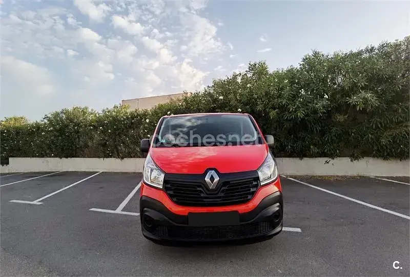 Usado Renault Trafic LIMITED 120 CV (88 kW) 2019 Rojo Monovolumen