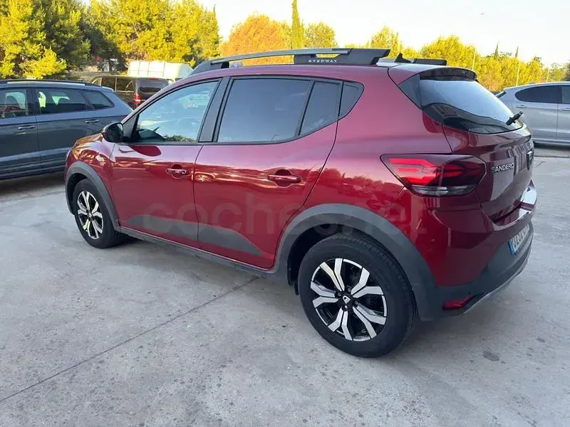 Usado Dacia Sandero Essentiel 91 CV (66 kW) 2021 Granate Berlina