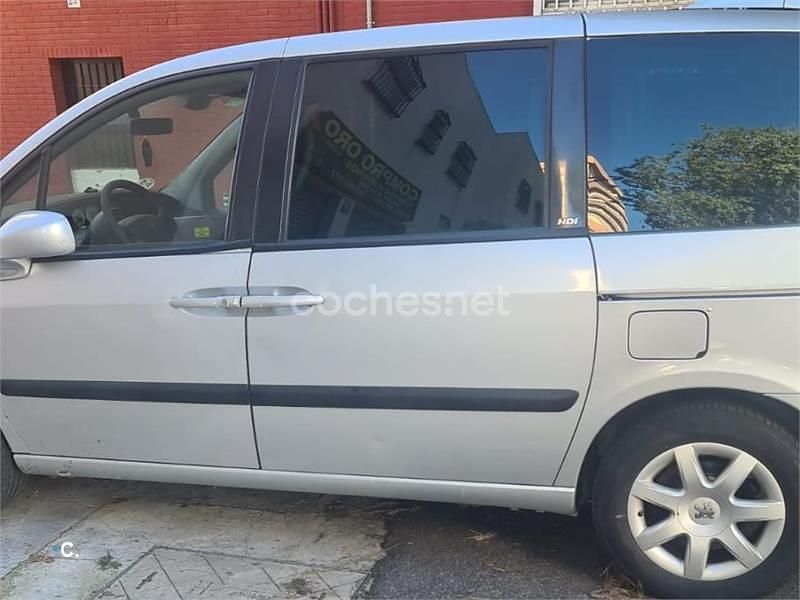 Usado Peugeot 807 Premium 136 CV (100 kW) 2007 Gris / plata Monovolumen