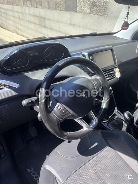 Usado Peugeot 2008 Allure 110 CV (80 kW) 2015 Gris / plata SUV