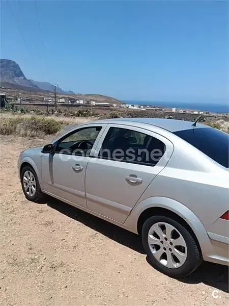 Usado Opel Astra Energy 100 CV (73 kW) 2009 Gris / plata Berlina