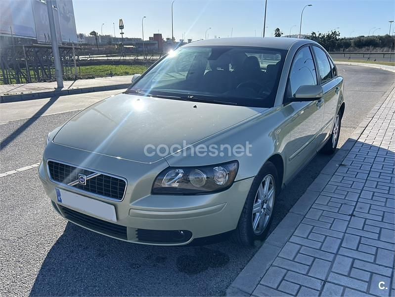 Usado Volvo S40 Momentum 136 CV (100 kW) 2005 Gris / plata Berlina