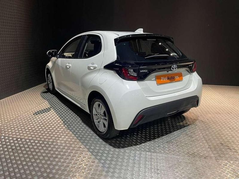Usado Toyota Yaris Hybrid Active 116 CV (85 kW) 2021 Blanco Utilitario