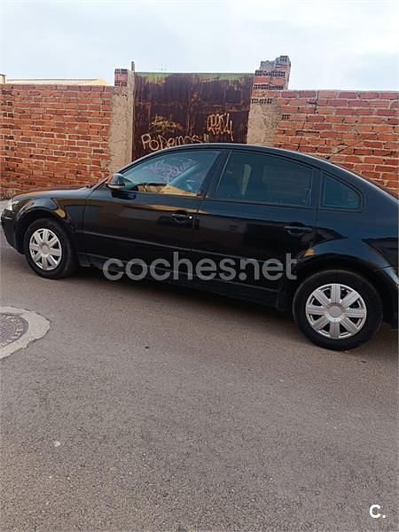 Usado VW Passat Edition 130 CV (95 kW) 2004 Negro Familiar