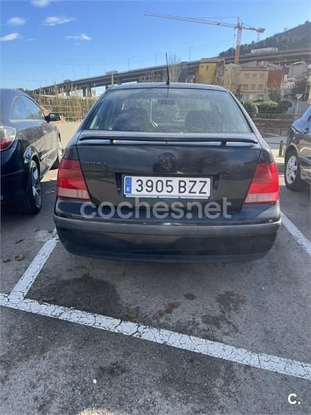 Negro Usado 2002 VW Bora Conceptline Berlina | 1200 € - Imagen 1/2