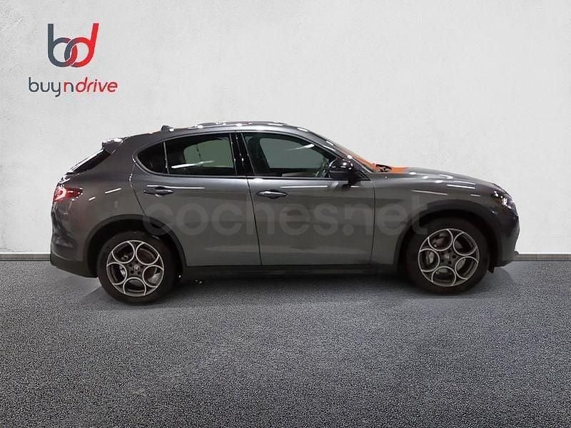 Usado Alfa Romeo Stelvio Sprint 160 CV (117 kW) 2021 Gris / plata SUV