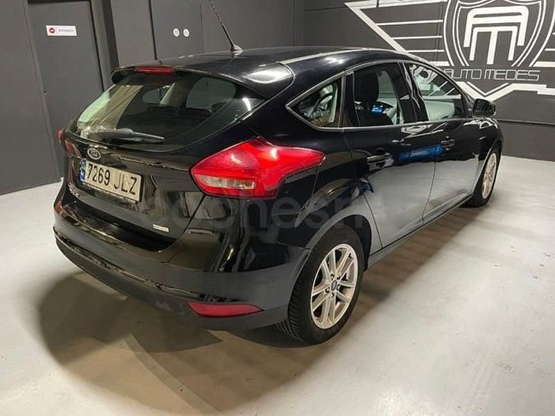 Usado Ford Focus Trend 125 CV (91 kW) 2016 Negro Berlina