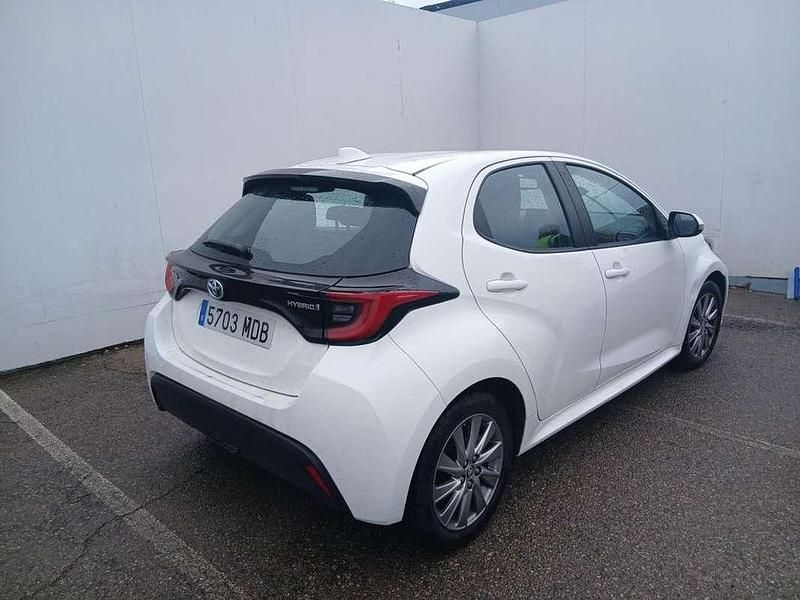 Usado Toyota Yaris Hybrid Active 116 CV (85 kW) 2022 Blanco Utilitario