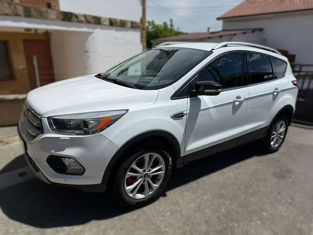 Usado Ford Kuga Titanium 120 CV (88 kW) 2017 Blanco SUV