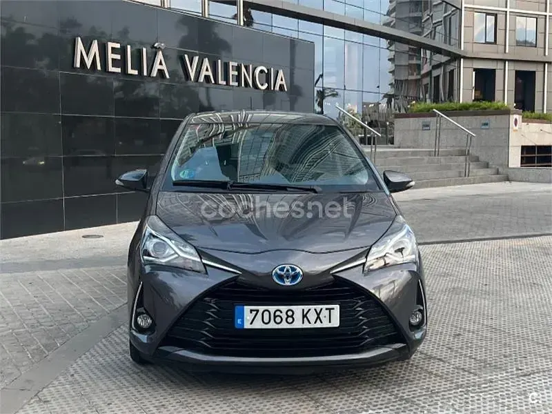 Usado Toyota Yaris Hybrid Active 100 CV (73 kW) 2019 Negro Berlina