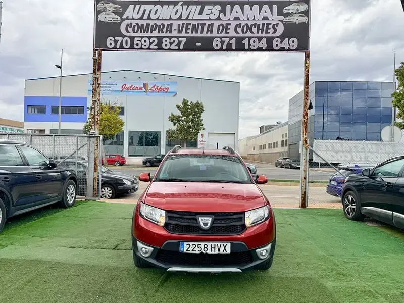 Usado Dacia Sandero Stepway 90 CV (66 kW) 2014 Granate Berlina